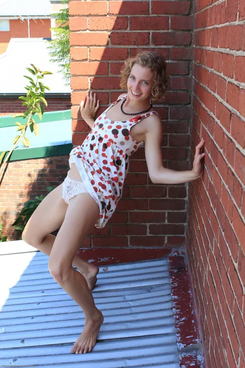 Kara Dashka: Australian Blonde Undresses to Reveal Her Hairy Bush – photo 2 of 21