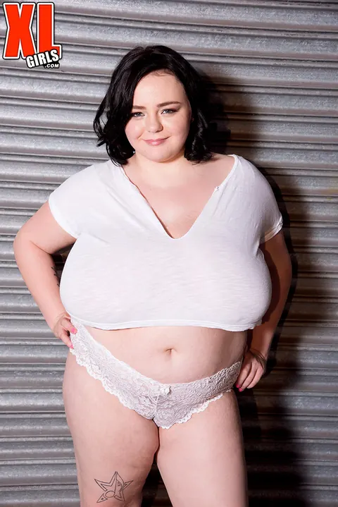 Peyton Thomas: BBW Brunette Reveals Her Huge Tits in the Garage – photo 2 of 16