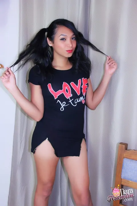 Trans Woman Strips Nude and Spreads Her Legs Wide on Back – photo 4 of 15