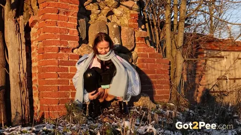 Thai Woman Squats and Spreads on Frozen Ground – photo 4 of 15