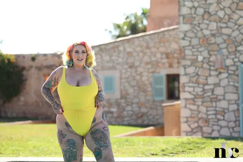Galda Lou: Busty BBW Brunette Loses Her Bikini at the Pool – photo 3 of 21