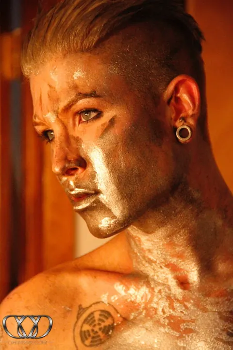 Trans Woman Oils Up Her Nude Body – photo 10 of 12