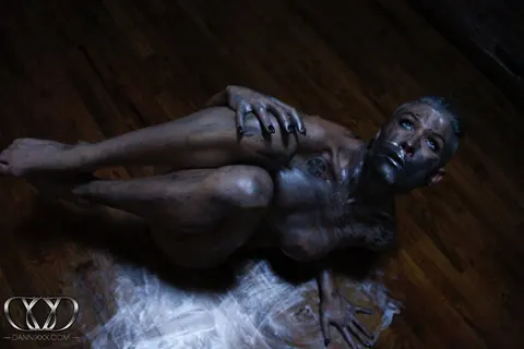 Trans Woman Oils Up Her Nude Body – photo 6 of 12