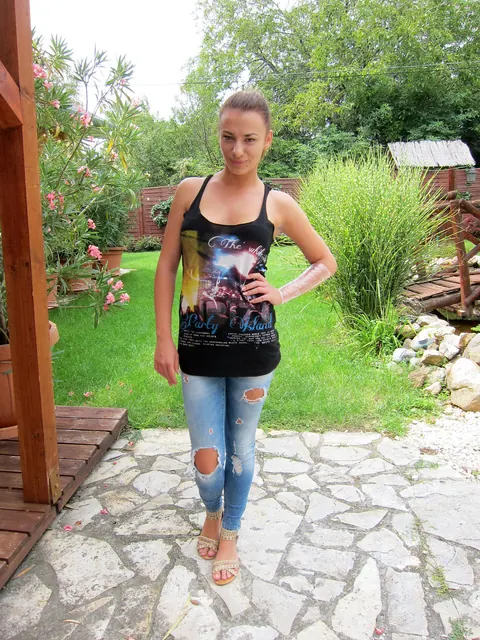 Hannah Sweet: Hungarian Brunette Strips Out of Her Jeans and Spreads Outdoors – photo 2 of 20