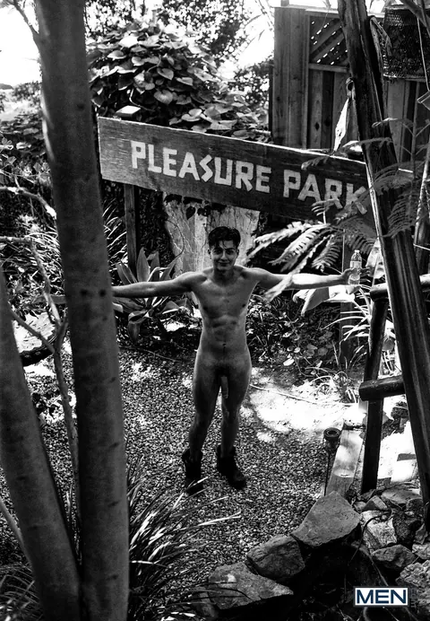 Interracial Men Kiss and Fuck Outdoors in a Threesome – photo 14 of 19