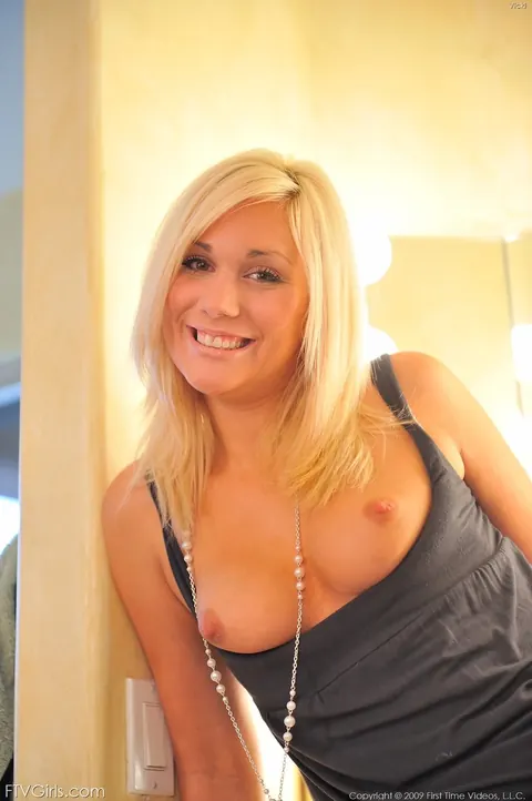 Amateur Babe Uses a Dildo and Spreads in Panties – photo 2 of 21