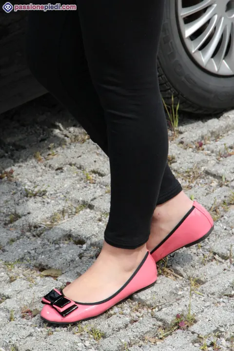 Brunette Slips Off Flats and Spreads Her Toes in the Car – photo 2 of 10