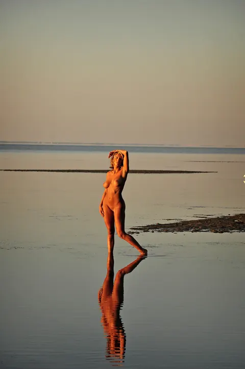Marilyn Winters: Blonde Women Kiss Nude by a Tidal Pool on the Beach – photo 10 of 16
