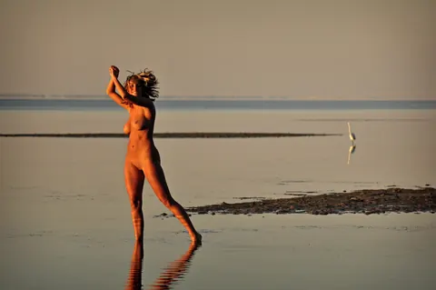 Marilyn Winters: Blonde Women Kiss Nude by a Tidal Pool on the Beach – photo 8 of 16