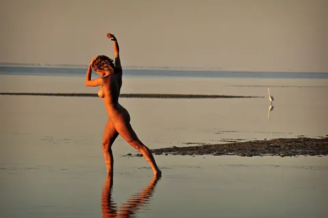Marilyn Winters: Blonde Women Kiss Nude by a Tidal Pool on the Beach – photo 7 of 16