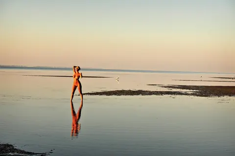 Marilyn Winters: Blonde Women Kiss Nude by a Tidal Pool on the Beach – photo 6 of 16