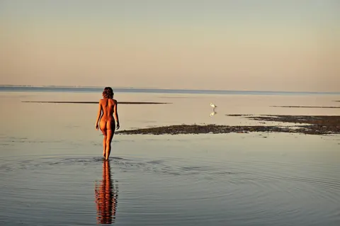 Marilyn Winters: Blonde Women Kiss Nude by a Tidal Pool on the Beach – photo 4 of 16