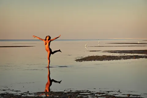 Marilyn Winters: Blonde Women Kiss Nude by a Tidal Pool on the Beach – photo 13 of 16