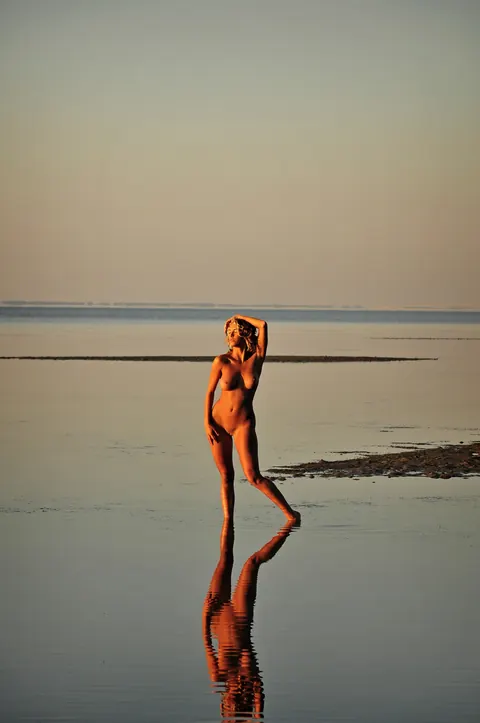 Marilyn Winters: Blonde Women Kiss Nude by a Tidal Pool on the Beach – photo 9 of 16