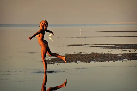 Marilyn Winters: Blonde Women Kiss Nude by a Tidal Pool on the Beach – photo 12 of 16