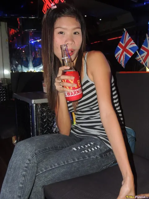 Slim Filipina Undresses and Sucks Cock in a Hotel – photo 1 of 21