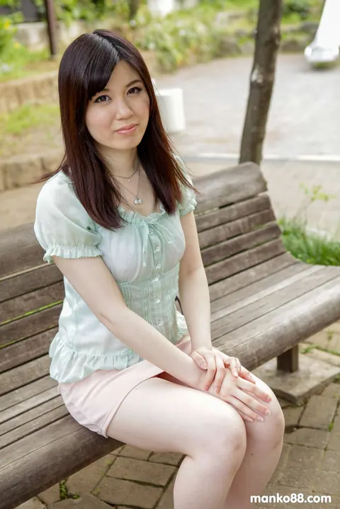 Japanese Woman Lets Stranger Finger Her Hairy Pussy – photo 3 of 21