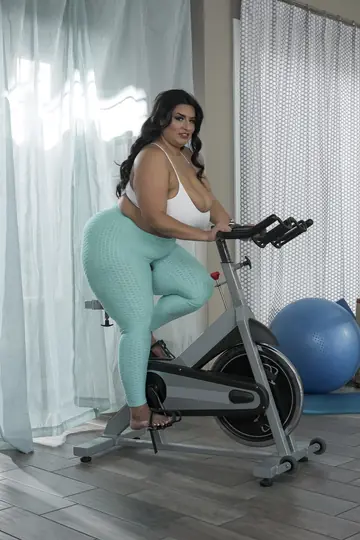 Sofia Rose – Tattooed BBW MILF Gets Fucked on a Yoga Mat in the Gym