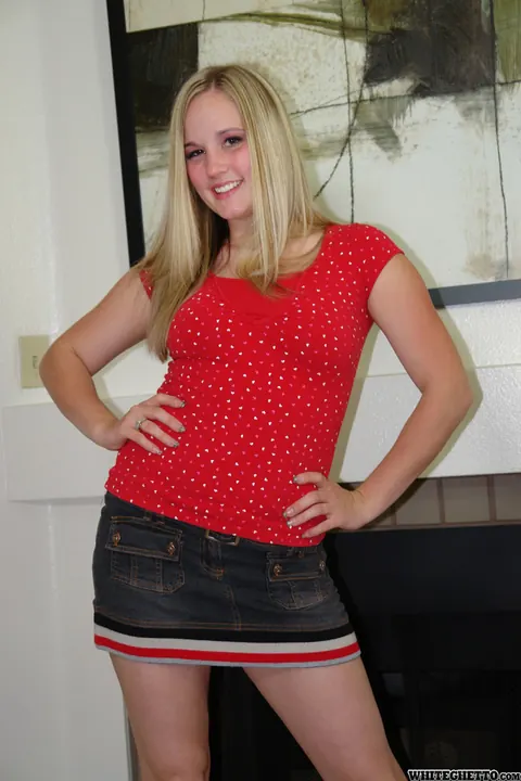 Lynn Pleasant: Blonde PAWG Reveals Printed Panties and Poses in High Heels – photo 1 of 15