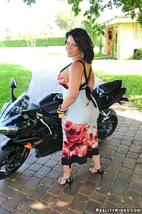 Angelina Castro: Busty Latina MILF Undresses Outdoors for Hardcore Sex – photo 5 of 16