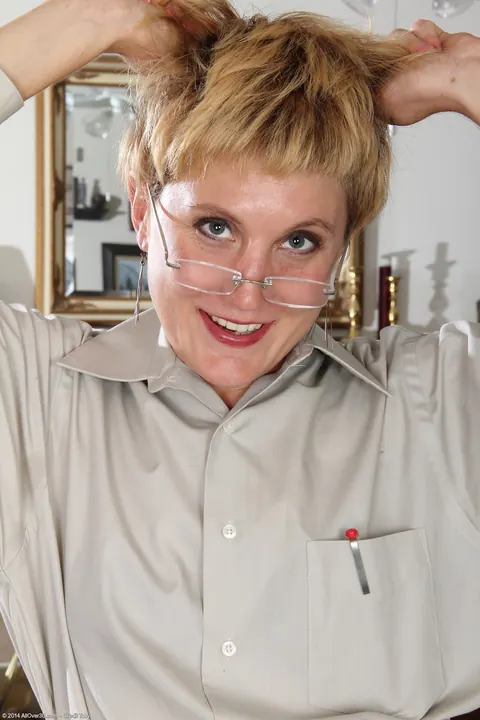 Katrina Mathews: Mature Blonde MILF in Glasses Spreads Her Hairy Pussy – photo 3 of 21