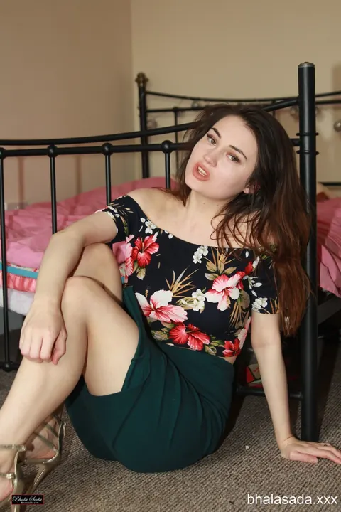 Gabriella Knight: Brunette MILF in a Skirt and High Heels Shows Off Her Legs – photo 14 of 15