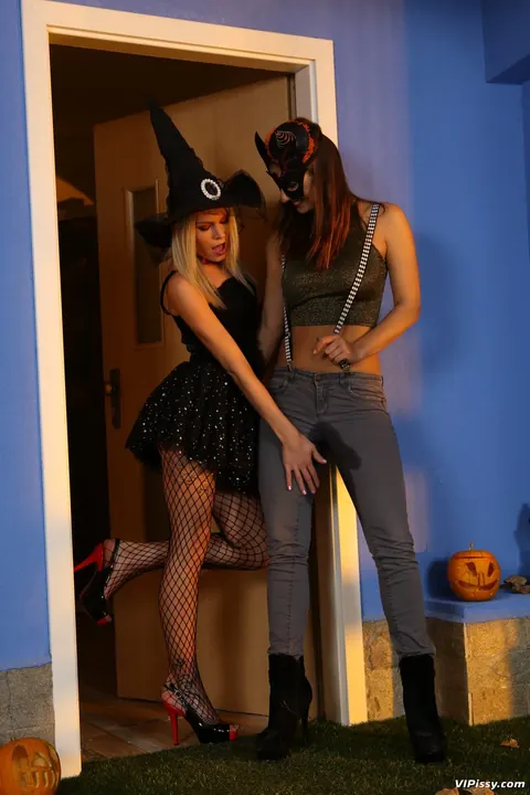 Jennifer Jane: Blonde and Redhead Europeans Finger and Lick in the Kitchen – photo 3 of 15