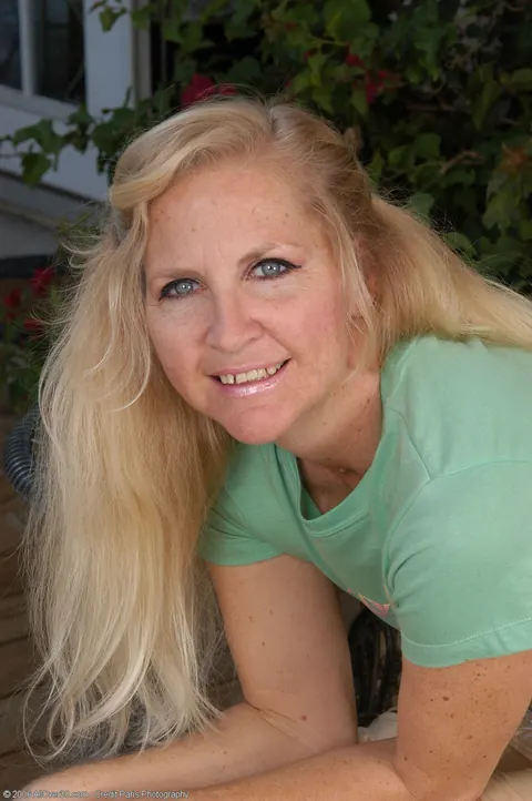 Thick Blonde MILF Strips Down to Heels and Spreads Her Hairy Pussy Outdoors – photo 2 of 20