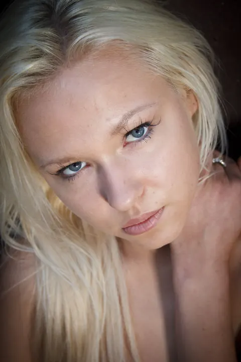 Samanta D: Blonde Women Kiss in Nude Lesbian Set – photo 19 of 21