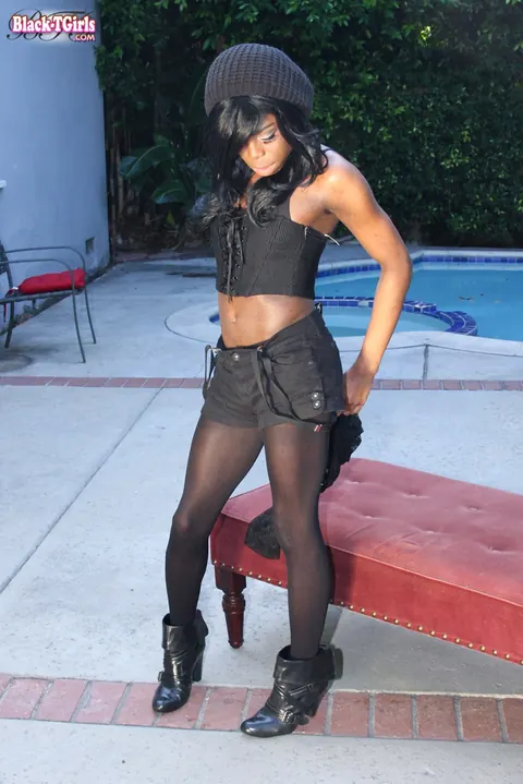 Thick Ebony Trans Woman Gets Fucked Poolside – photo 3 of 16