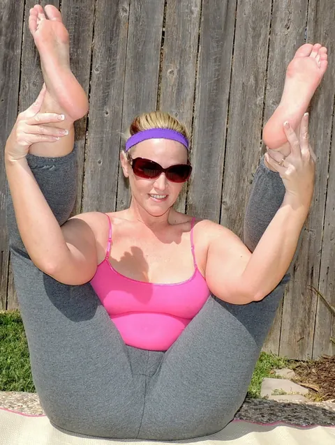 Dee Siren: Thick Blonde MILF Gets Fucked by Black Man at the Pool – photo 3 of 17