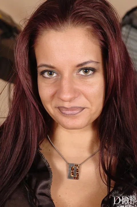Woman in Jeans Strips and Spreads Her Pussy – photo 1 of 21