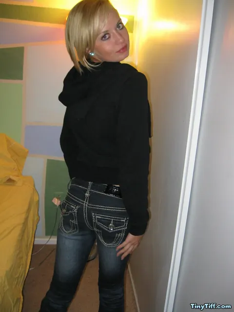 Blonde Amateur Sheds Her Jeans and Spreads Her Shaved Pussy – photo 3 of 16