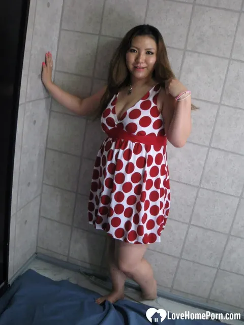 Asian BBW Bares Her Big Tits and Shaved Pussy – photo 17 of 20