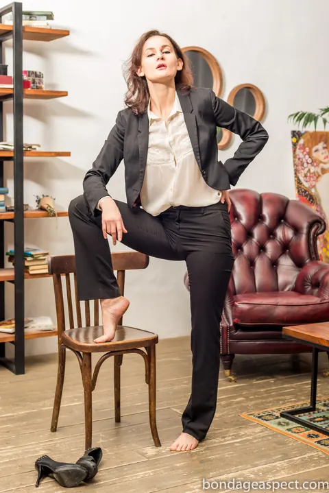 Woman Removes Her High Heels and Spreads Her Toes – photo 7 of 12