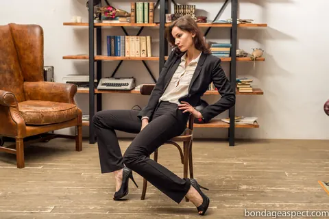 Woman Removes Her High Heels and Spreads Her Toes – photo 6 of 12