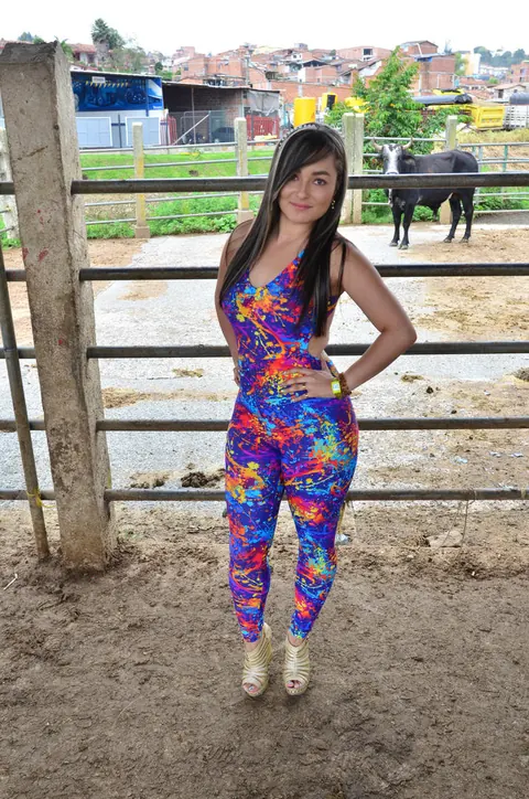 Jennifer Rojas: Brunette Latina Shows Her Ass Outdoors – photo 7 of 17