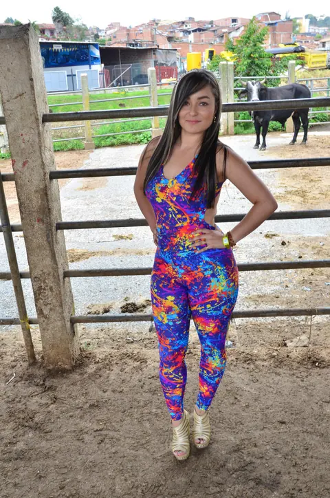 Jennifer Rojas: Brunette Latina Shows Her Ass Outdoors – photo 6 of 17