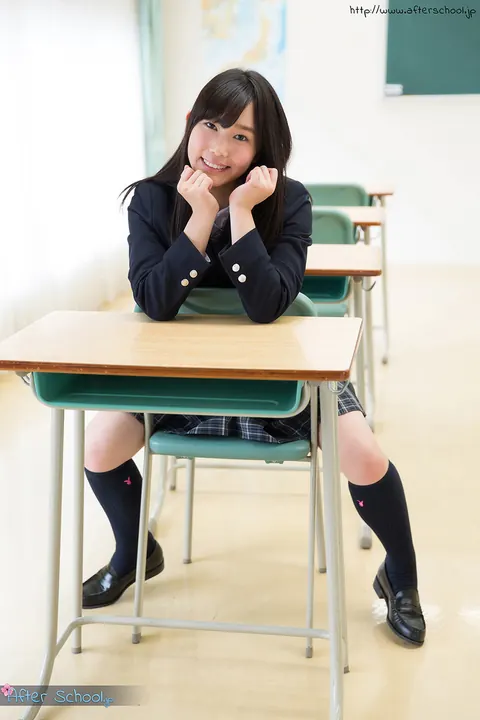 Yui Kasugano: Asian Brunette Pulls Down Her Panties to Show Her Bare Ass – photo 5 of 16