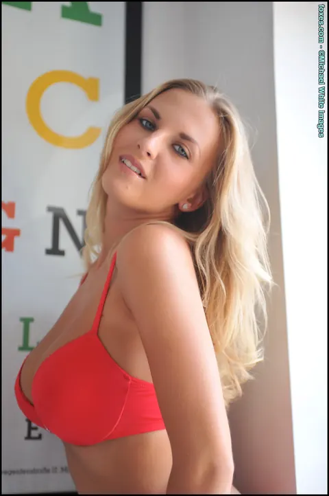 Cikita Pechova: Czech Blonde Strips Off Her Lingerie and Spreads Her Shaved Pussy – photo 5 of 15