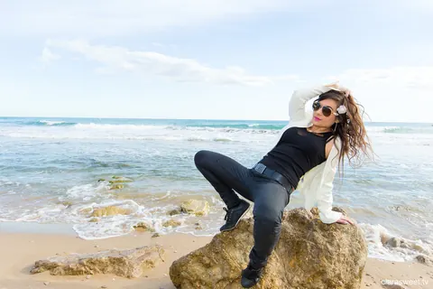 Clara Sweet: Brunette PAWG Poses in Jeans and Heels on the Beach – photo 2 of 15
