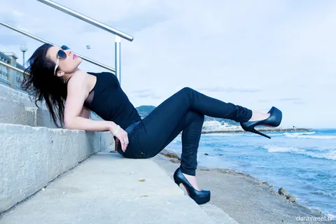 Clara Sweet: Brunette PAWG Poses in Jeans and Heels on the Beach – photo 12 of 15