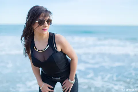 Clara Sweet: Brunette PAWG Poses in Jeans and Heels on the Beach – photo 14 of 15