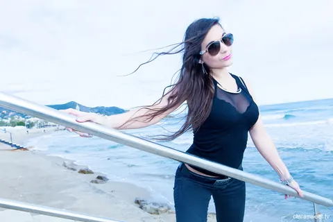 Clara Sweet: Brunette PAWG Poses in Jeans and Heels on the Beach – photo 5 of 15