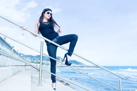 Clara Sweet: Brunette PAWG Poses in Jeans and Heels on the Beach – photo 3 of 15
