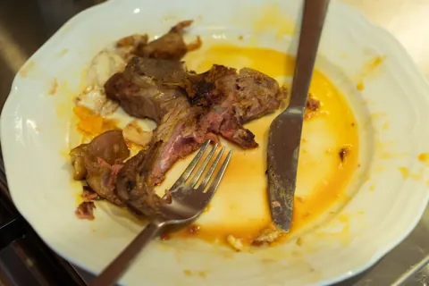 European Latina Gives a Blowjob While Cooking – photo 1 of 17