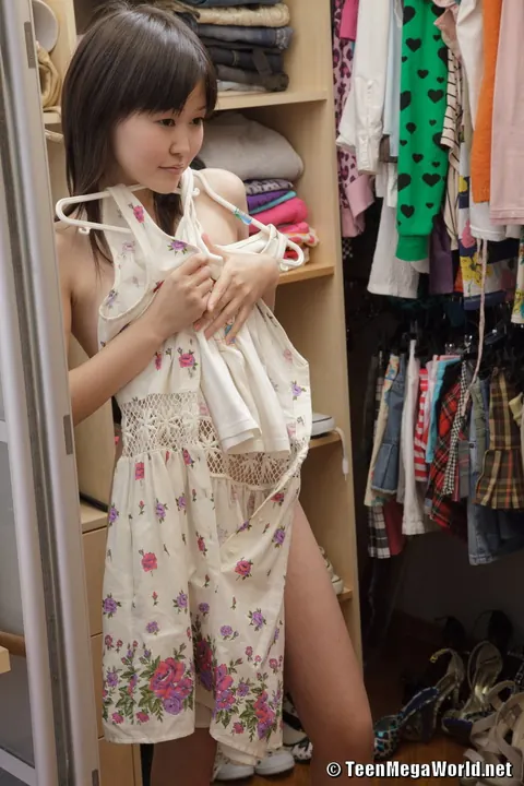 Asian Woman in Stockings Masturbates with a Dildo – photo 3 of 15