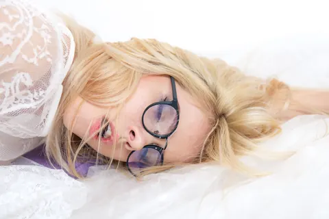 Samantha Shain: Short-Haired Blonde in Glasses Kisses Partner and Spreads Wide – photo 14 of 17