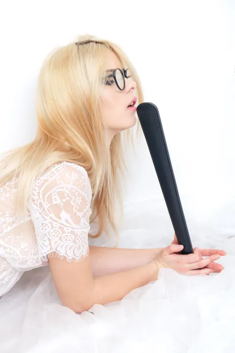 Samantha Shain: Short-Haired Blonde in Glasses Kisses Partner and Spreads Wide – photo 4 of 17