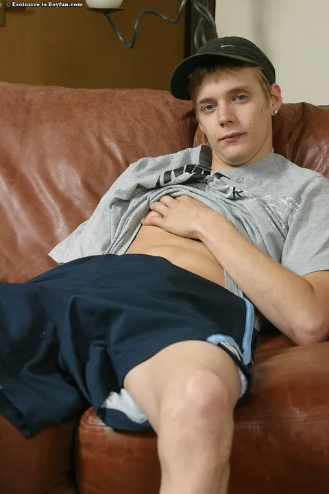 Thick Guy with a Big Ass Kisses His Partner Before Sex – photo 2 of 21